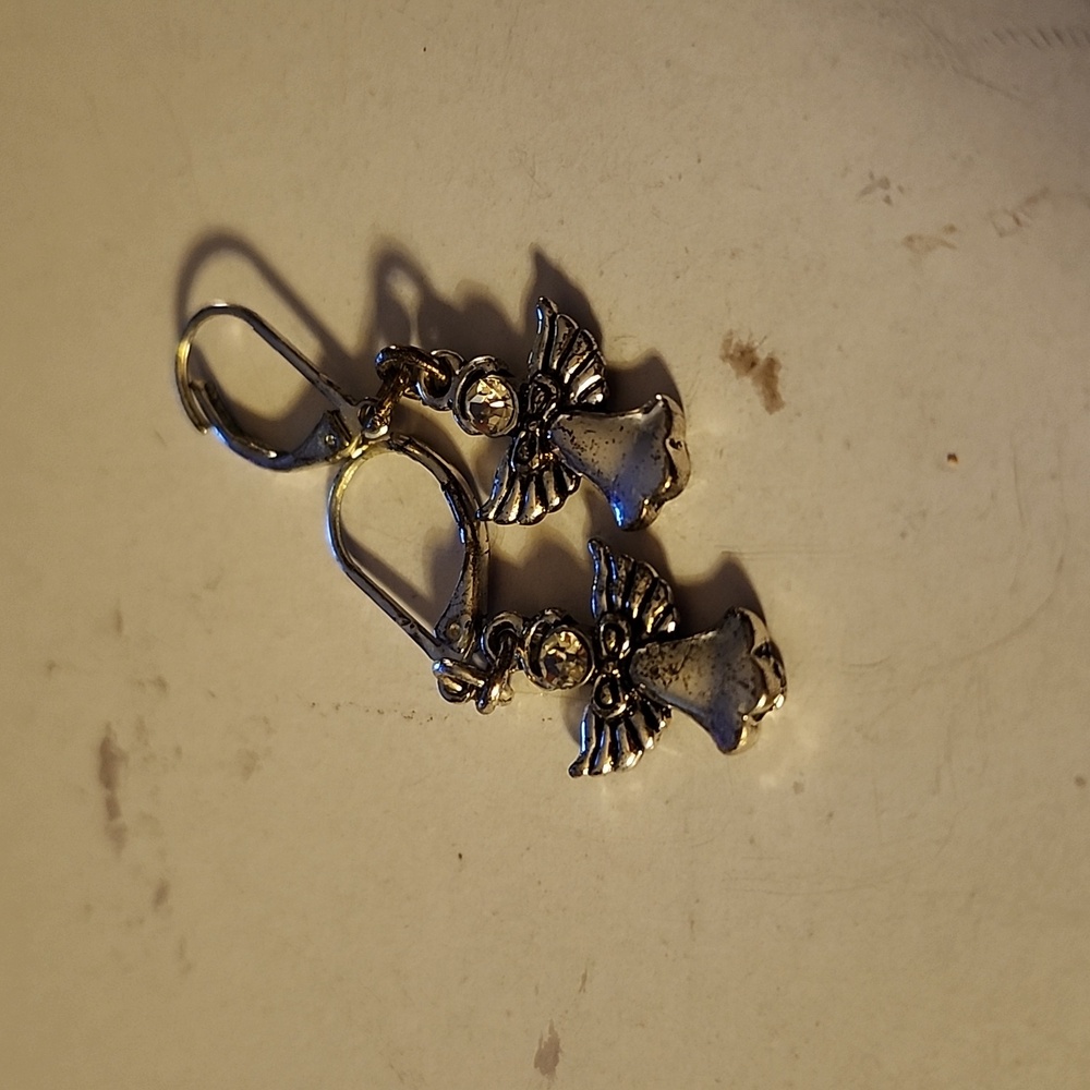 Angel small earring with small stone in center